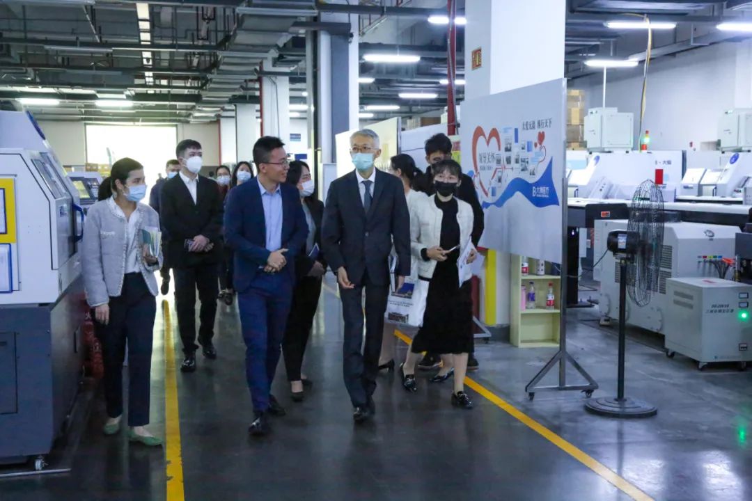 Le Consul Général de Thaïlande à Xiamen et sa délégation ont visité Double Medical pour des recherches.

